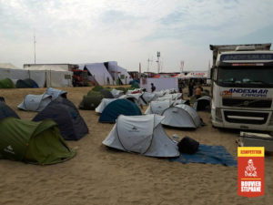 JOUR 2, 48h à Pisco en attente d'une spéciale tout dans le sable